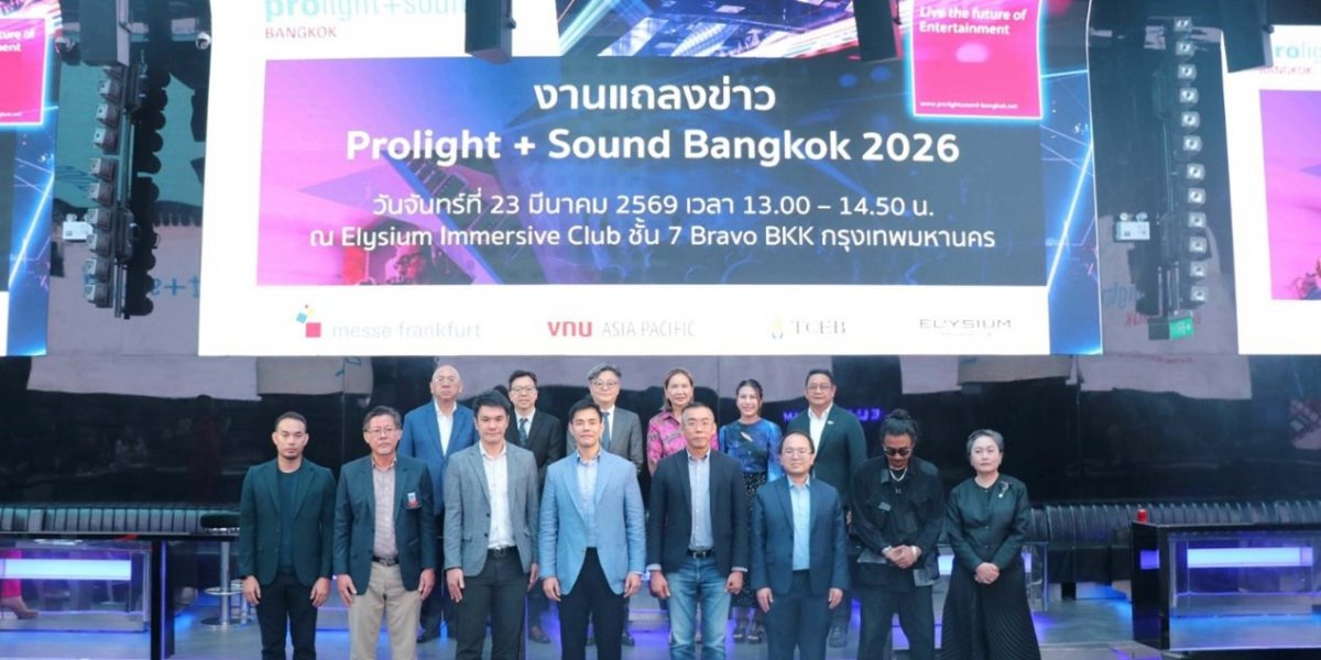 Gruppenfoto vor Bühne mit Screen zur Prolight + Sound Bangkok 2026 Pressekonferenz
