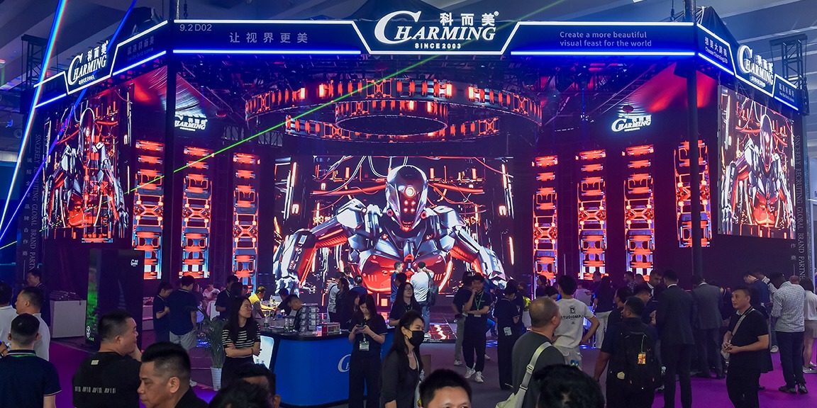 Prolight + Sound Guangzhou 2026 Impression Messestand mit LED-Wänden, Lichtshow und vielen Besuchern auf der PLS Guangzhou