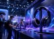 Kopfhörer auf Messestand mit Besuchern und futuristischen Soundwellen