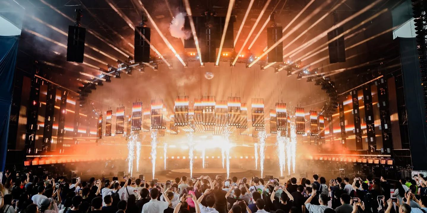 Prolight + Sound Guangzhou Unicorn Series Xtage Publikum erlebt spektakuläre Lichtshow mit Pyroeffekten auf der Xtage.