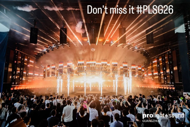 Prolight + Sound Guangzhou Unicorn Series Xtage Publikum erlebt spektakuläre Lichtshow mit Pyroeffekten auf der Xtage.