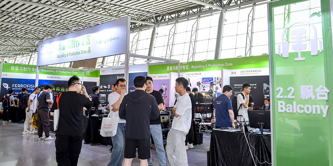 Besucher in der Recording & Production Zone der PLS Guangzhou