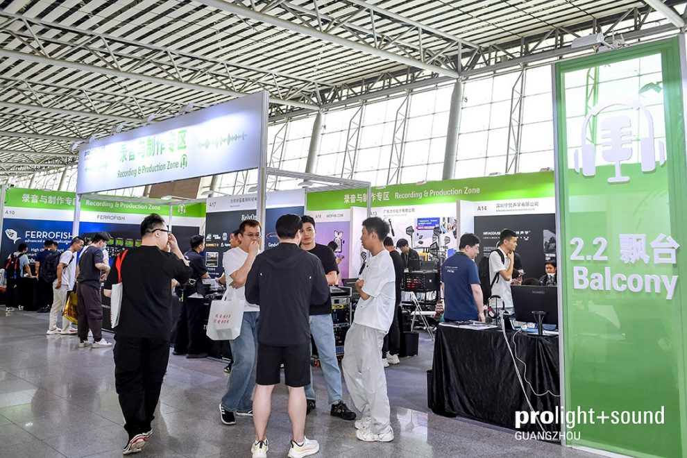Besucher in der Recording & Production Zone der PLS Guangzhou
