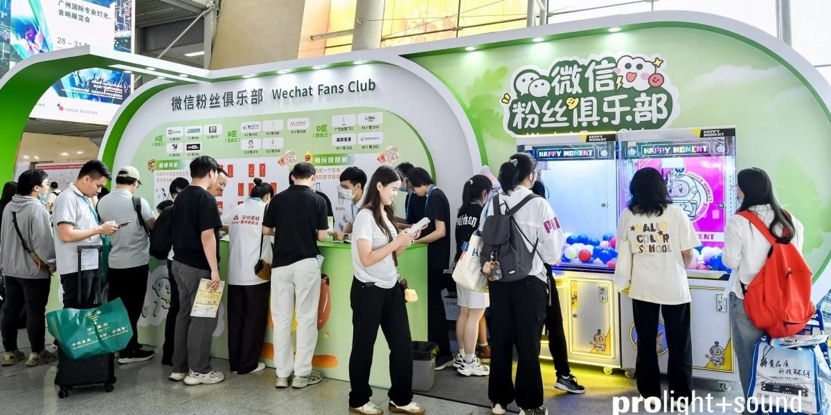 Besucherinnen und Besucher sammeln Informationen und nehmen an interaktiven Aktionen an einem Messestand der Prolight + Sound Guangzhou teil.
