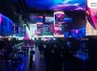 Bühnenraum mit großen LED-Flächen und Gästen