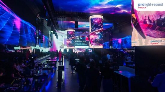 Bühnenraum mit großen LED-Flächen und Gästen