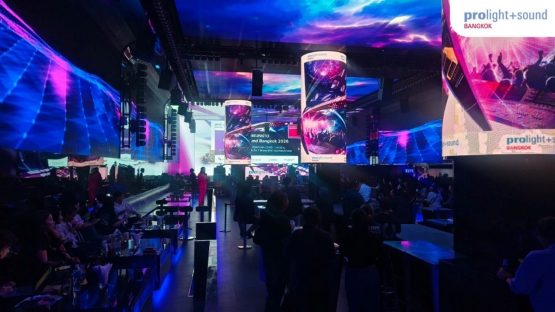 Bühnenraum mit großen LED-Flächen und Gästen