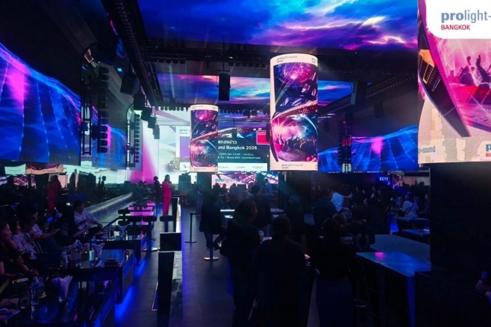 Bühnenraum mit großen LED-Flächen und Gästen