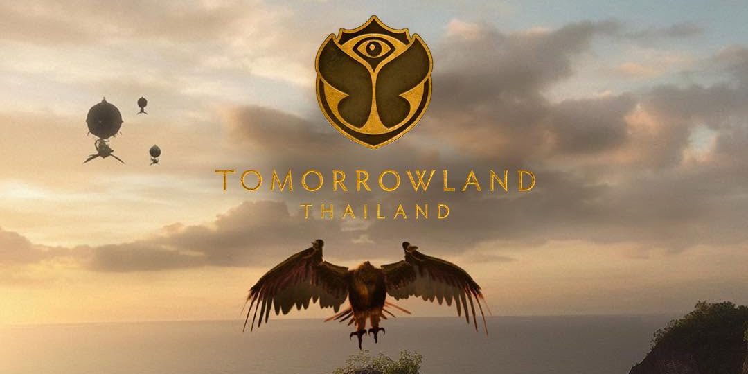 Tomorrowland-Thailand-Motiv mit Vogel über Küstenlandschaft und Logo