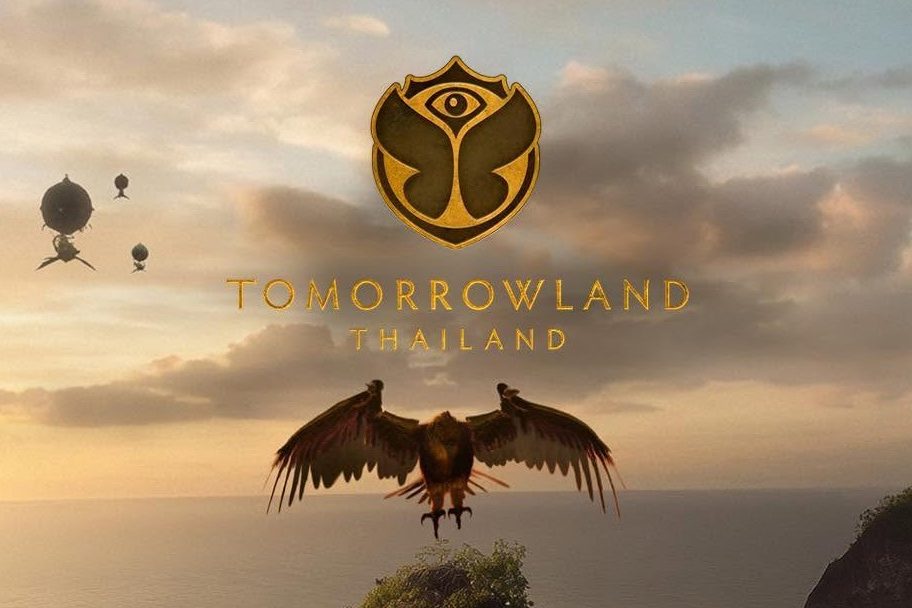 Tomorrowland-Thailand-Motiv mit Vogel über Küstenlandschaft und Logo