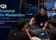 Mehrere Personen arbeiten bei einer Audio-Masterclass gemeinsam an einem digitalen Mischpult.
