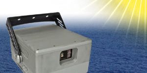 Grauer Projektor mit Halterung vor blauem Hintergrund, darüber Schrift „LIGHTCUBE 851“