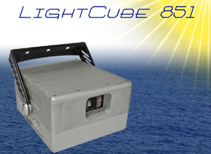 Grauer Projektor mit Halterung vor blauem Hintergrund, darüber Schrift „LIGHTCUBE 851“