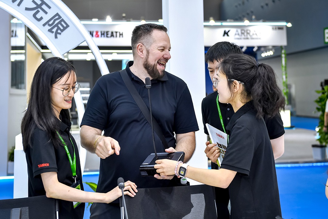 International exchange between exhibitors and trade visitors at the stand