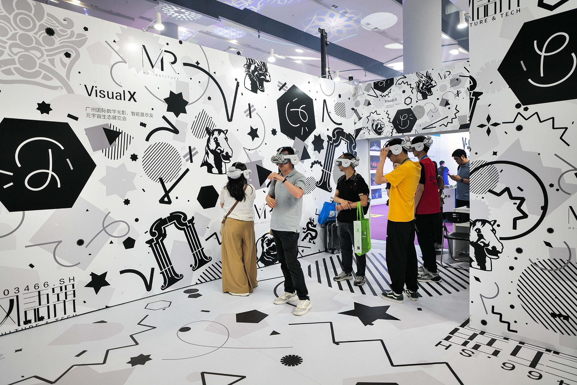 Besucher testen VR-Headsets im immersiven VisualX-Messestand.