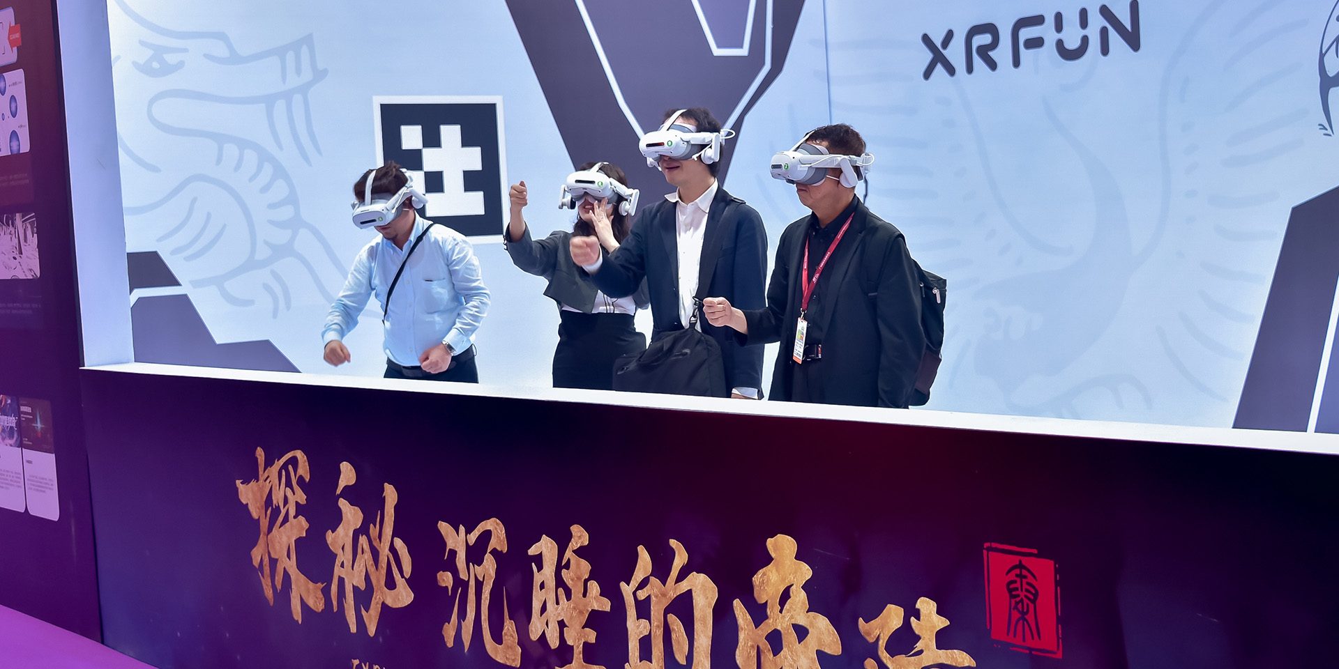 Vier Besucher testen VR-Headsets am XRFun-Messestand.