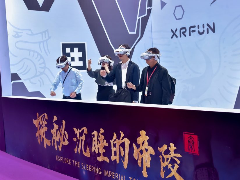 Vier Besucher testen VR-Headsets am XRFun-Messestand.