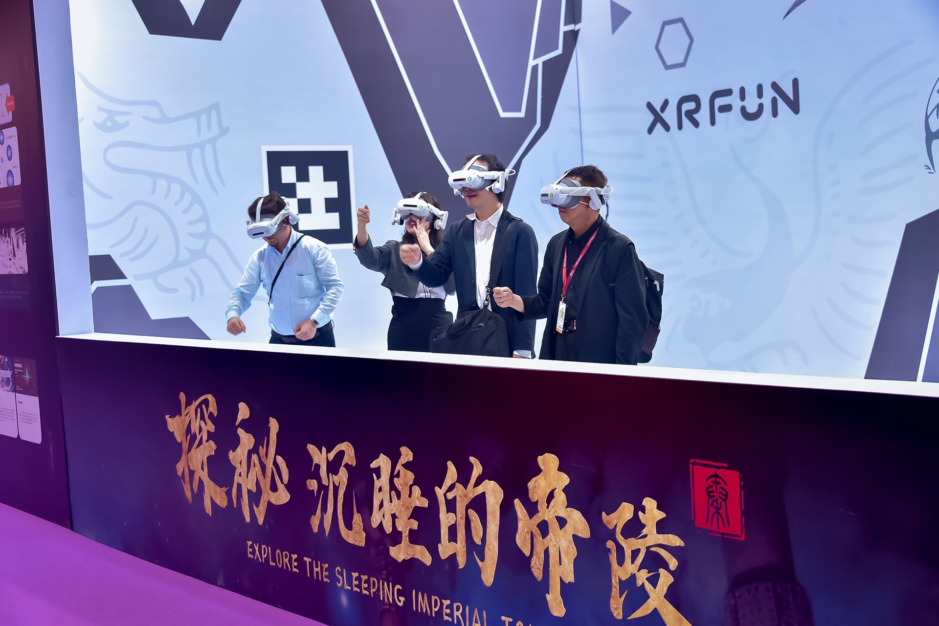 Vier Besucher testen VR-Headsets am XRFun-Messestand.